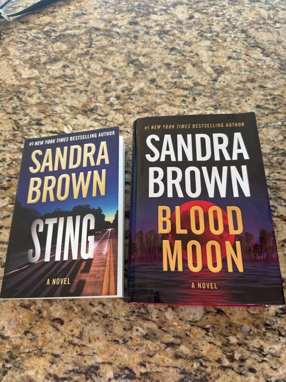 Sandra Brown thriller novels - Sting & Blood Moon - Set.
